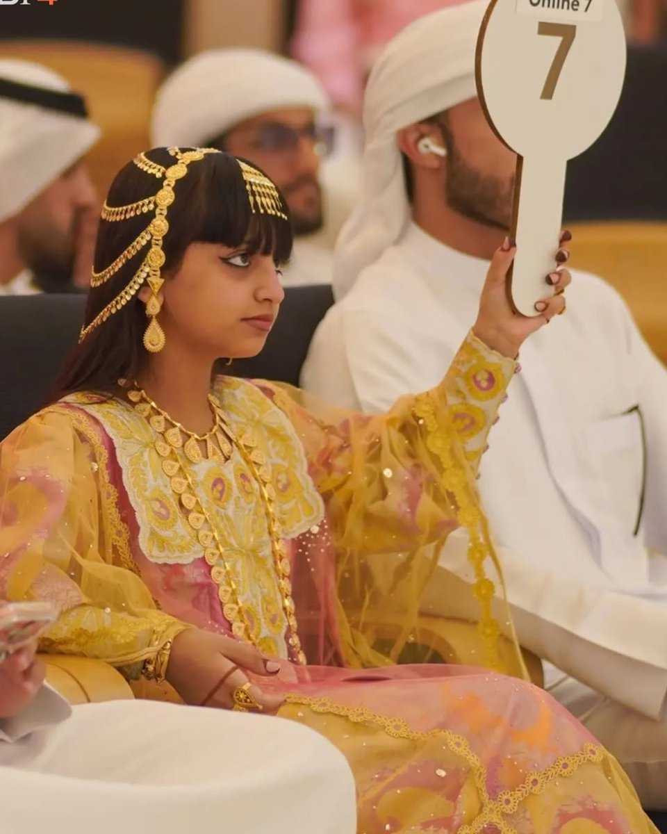 Cultination1's tweet photo. 🚨🇦🇪Sheikha Latifa bint Mansour bin Zayed Al Nahyan, une jeune membre de la famille royale d'Abu Dhabi , a remporté aux enchères de l'ADIHEX 2026 un rarissime FAUCON blanc pour environ 408 000$, un record aussitôt battu quelques jours plus tard par un autre faucon vendu 571 000$.
