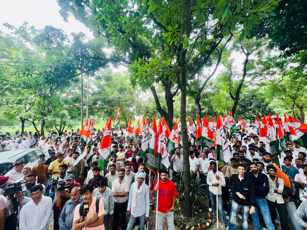 VS_RanaIYC's tweet photo. 📍चंडीगढ़ 

हरियाणा युवा कांग्रेस द्वारा आयोजित मुख्यमंत्री आवास के घेराव में शामिल होकर हरियाणा कांग्रेस के प्रभारी श्री  @SanjaySDutt जी व प्रदेश अध्यक्ष श्री @raonarenderinc जी ने युवा कांग्रेस कार्यकर्ताओं का हौसला बढ़ाया । https://t.co/sjMRVOZwbB