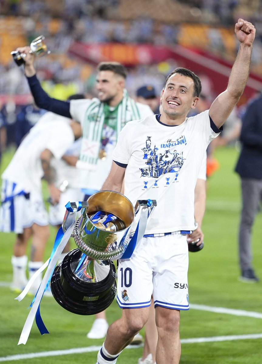 MikRec's tweet photo. Mikel Oyarzabal lleva ya diez Balones de Oro. Todos con su amada txuri-urdin. Para qué quiere más? Su verdadero premio es salir a la calle y recibir el cariño y el reconocimiento de su gente. Eso no tiene precio y vale más que nada en la vida https://t.co/MuPwD3MsYp