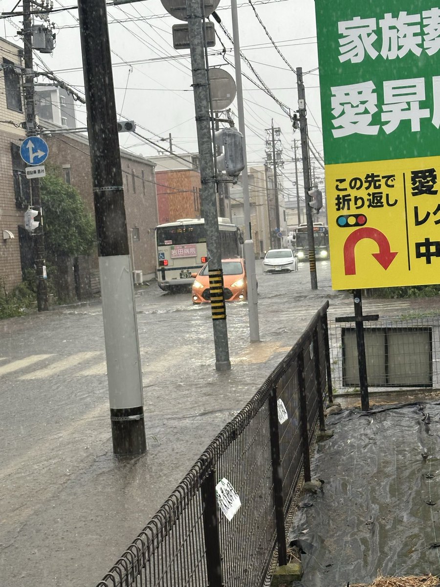 kenta_w_c's tweet photo. 今日の昼間ほんとに出勤途中雨すごすぎた、、
プリウス立ち往生しちゃってたし https://t.co/UaXkGRkSl8