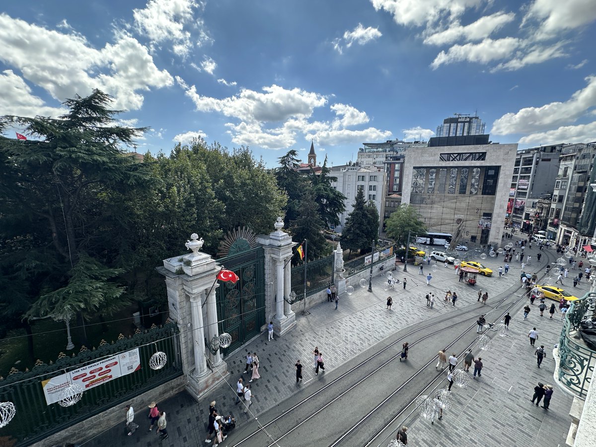 onderkayaistan1's tweet photo. Beyoğlu Galatasaray lisesi ve meydanına bakış https://t.co/GalNfs8OUd