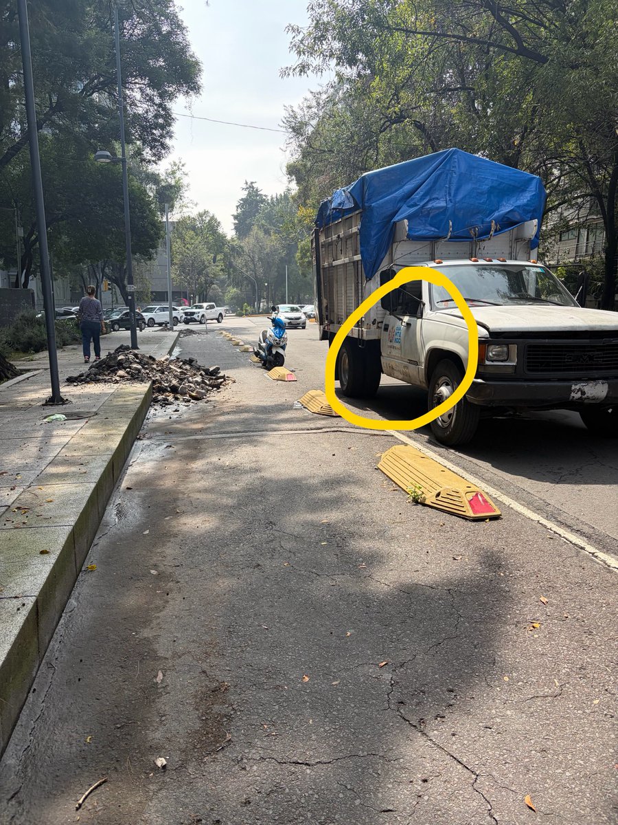 monmargo's tweet photo. ¡Buenos días, @pcacuauhtemoc @AlcCuauhtemocMx! 

Nuevamente para solicitar que por favor limpien los restos de cascajo que dejaron en el tramo de ciclovía de Alfonso Reyes, entre Patriotismo y Cto. Interior, Condesa.

La camioneta que lo generó era de la Alcaldía. https://t.co/Plp5FZ7QYx