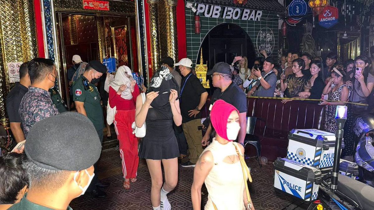 Cambodia_Expats's tweet photo. 𝗣𝗼𝗹𝗶𝗰𝗲 𝗥𝗮𝗶𝗱 𝟮 𝗛𝗼𝘀𝘁𝗲𝘀𝘀 𝗕𝗮𝗿𝘀 𝗼𝗻 𝗦𝘁𝗿𝗲𝗲𝘁 𝟭𝟯𝟲 𝗶𝗻 𝗣𝗵𝗻𝗼𝗺 𝗣𝗲𝗻𝗵'𝘀 𝗥𝗶𝘃𝗲𝗿𝘀𝗶𝗱𝗲 𝗡𝗶𝗴𝗵𝘁𝗹𝗶𝗳𝗲 𝗔𝗿𝗲𝗮

[𝗖𝗔𝗠𝗕𝗢𝗗𝗜𝗔 𝗡𝗘𝗪𝗦] Police raided two bars in Phnom Penh's Daun Penh district overnight, detaining 37 men and women as authorities investigate possible human trafficking, illegal sex work and the suspected use of underage girls at the venues.

Officers from the National Police's Anti-Human Trafficking and Juvenile Protection Department carried out the operation at around 12:30am on September 8, in the Street 130/136 nightlife block of Sangkat Phsar Kandal 1, near Wat Phnom. Both bars targeted in the raid sit on Street 136.

The two venues, located close to each other, operate under the names "Femdom Bar" and "Red Romance Bar."

https://t.co/TYlu1kk9c4