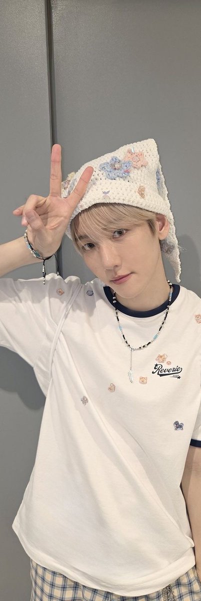 baekhn4's tweet photo. #BAEKHYUN reverie tour 🤏🏻☁️ https://t.co/U73A4qQrqW