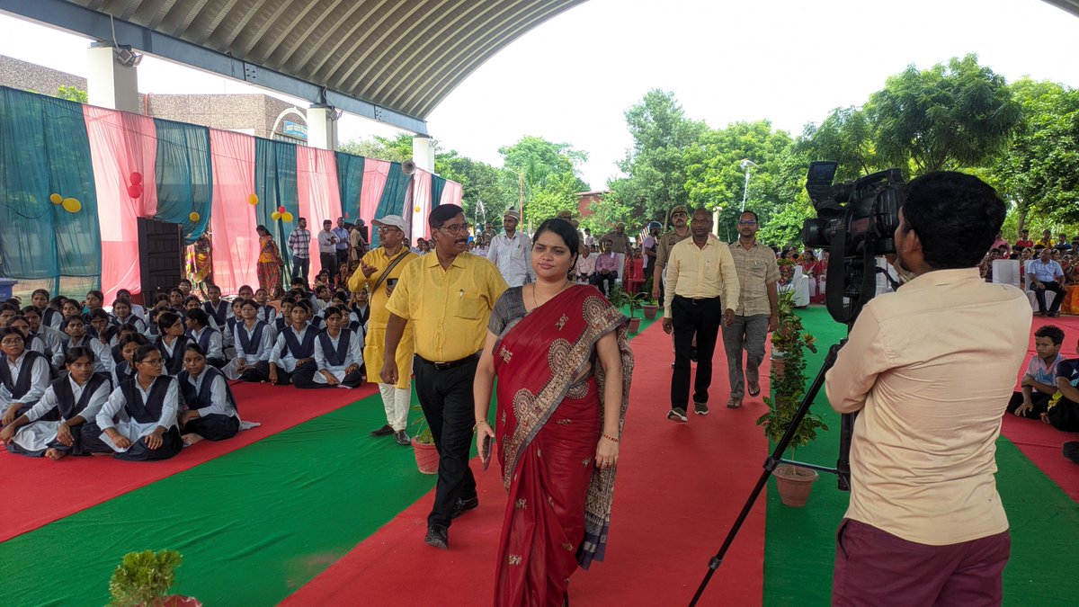JAmbedkarnagar's tweet photo. डीएम अम्बेडकरनगर द्वारा जेएनवी अम्बेडकरनगर में आर्ट इन एजुकेशन एवं कला उत्सव-2026 की दो दिवसीय क्लस्टर स्तरीय प्रतियोगिता का भव्य शुभारंभ किया गया। 23 जेएनवी के 275 विद्यार्थी विभिन्न कला विधाओं में प्रतिभाग कर अपनी रचनात्मक प्रतिभा एवं सांस्कृतिक अभिव्यक्ति का प्रदर्शन कर रहे है https://t.co/zwaWptHebq