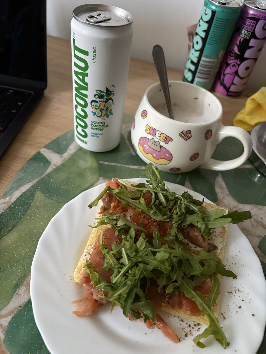 victimzzs's tweet photo. for lunch we haaaave two corn bread slices, raspberry kefir with chia seeds and coco water :3 458kcal 24g protein 54,6 carbs 15,8 fat https://t.co/bb3JWoUVyA