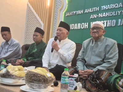 nu_online's tweet photo. KH Abdul Hakim Mahfudz (Gus Kikin) mengaku tak akan melupakan pengurus dan kantor PWNU Jatim, meski dirinya sudah di PBNU. https://t.co/lglfvsLBau https://t.co/H1gm97kPsA