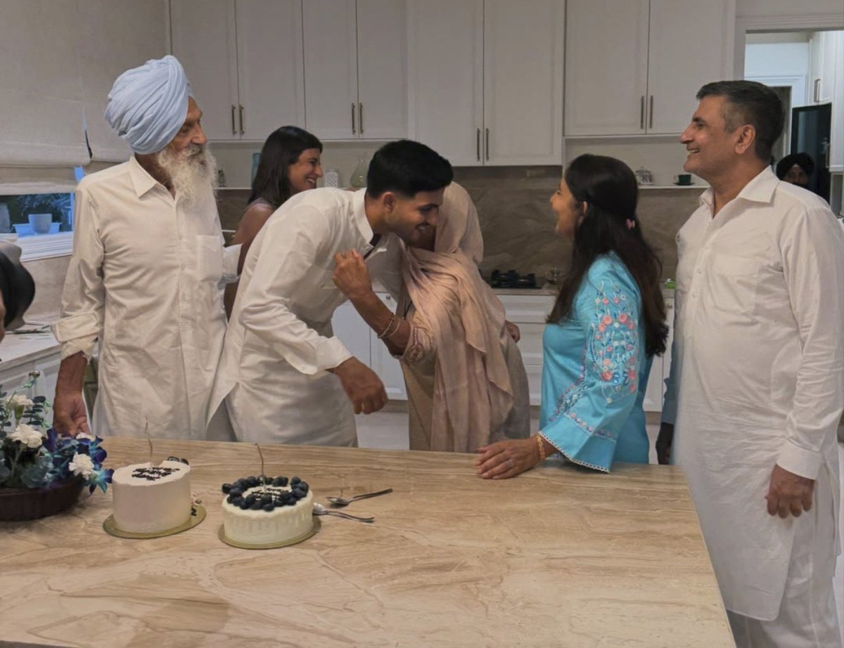 ImTanujSingh's tweet photo. BIRTHDAY CELEBRATION OF SHUBMAN GILL WITH HIS FAMILY. ❤️🥹 https://t.co/LHhwdsNeOC