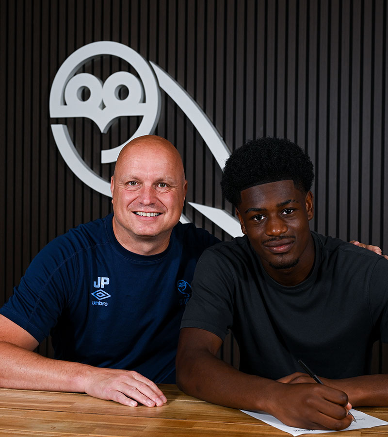 swfc's tweet photo. Eight young players have signed their first professional contracts with the Owls ✍️

🔗 https://t.co/kTR746PSUr https://t.co/5xLhTf5DFh