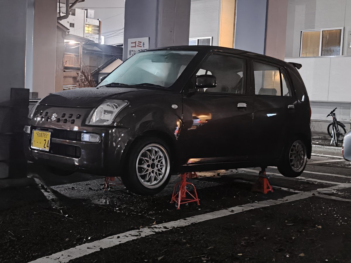 everyonefiction's tweet photo. 駐車場冠水、サイドシルギリまで水来てて冷や汗止まらん😱😱

浸水はしてなかったからギリッギリセーフ
屋根ありでここまで水来てるんほんまに、、、

ジャッキで一先ず対策したけどもう勘弁してや😭😭😭 https://t.co/IGZppNeQnU