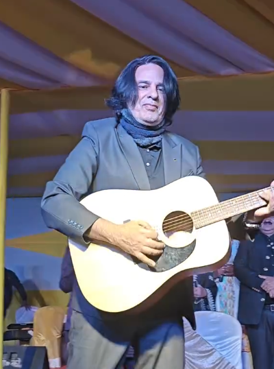 NalinisKitchen's tweet photo. We should not make fun of anyone. We don't know what situation he or she might be going through.

Remember this Aashiqui (1990) movie actor Rahul Roy?

He was seen dancing at a wedding and making reels, so people started mocking him.

He recently opened up about his struggle and said that after his brain stroke, it has been very difficult to get work.

5 years have passed, and he is doing whatever is possible. Dancing at weddings so that he can earn ₹2 lakh or ₹4 lakh.

He also has expenses and needs to earn for his bread and butter.