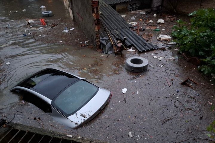 HKermanpour's tweet photo. طوفان و بارش سیل آسای شب گذشته در مازندران باعث آبگرفتگی در مراکز و در جاهایی هم خسارت شد.
اما خدمات بهداشت و درمان در هیچ مرکزی متوقف نشد و در حال ارایه خدمت هستند. 
#قدردانیم
#پناه_مردم https://t.co/I1qzPyyL8F