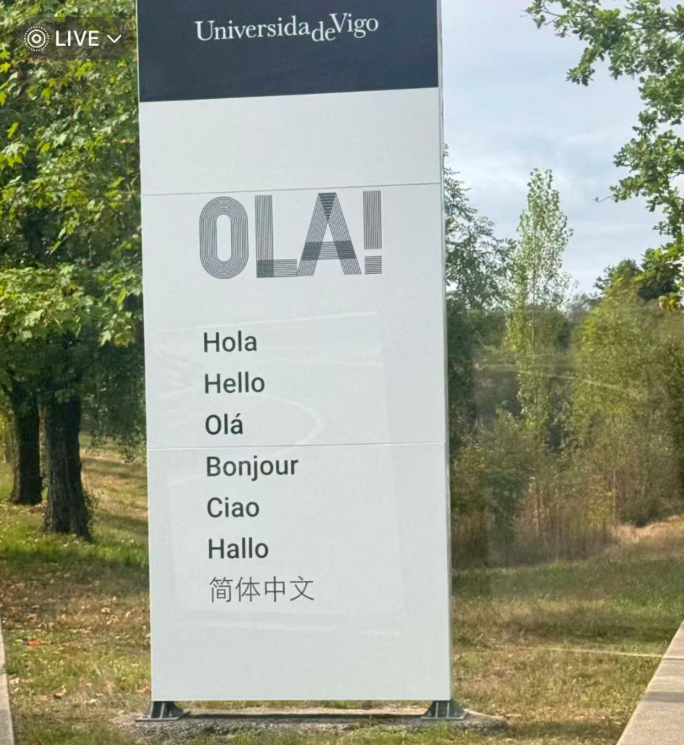 Ma_WuKong's tweet photo. 🇨🇳 Se ha hecho viral en China un cartel de la Universidad de Vigo (@uvigo) 🇪🇸

Querían poner «¡Hola!» en varios idiomas, pero al llegar al chino mandarín, en vez de escribir 你好, copiaron 简体中文, que significa «chino simplificado»

Como si un chino saluda diciendo «¡Español!» https://t.co/TGER7uWt0j