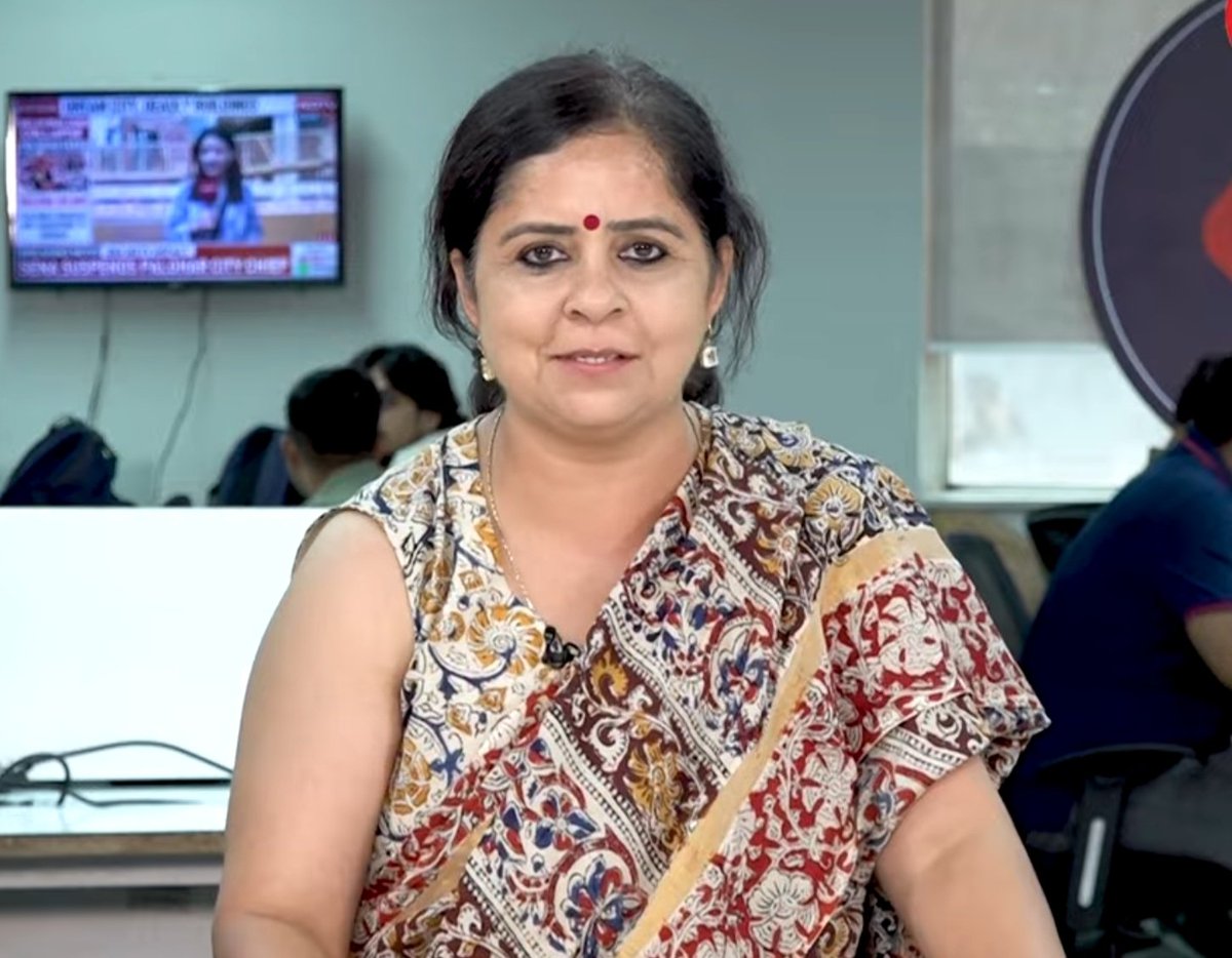 JyotikaSNaik's tweet photo. When the lovely @NEETAS11 opts  for this very beautiful saree on-air for her flagship show ❤️❤️
#NewsAnalysisbyNeetaSharma
#ExpressNewsroom
#sareelove #sareelook #sareeonair #sareetowork #sareecollection
#sareedrape #sareepact @IndianExpress https://t.co/las1fC064u