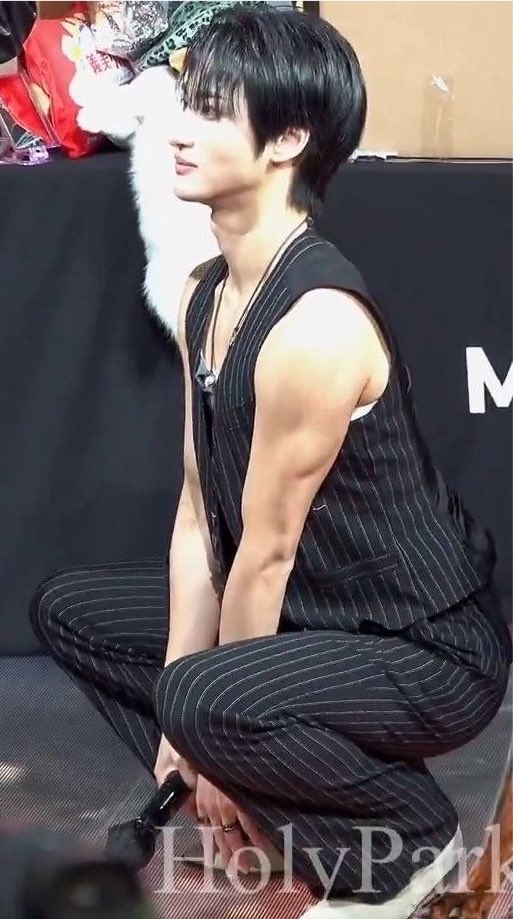 anns_bu's tweet photo. another seonghwa's apple hips https://t.co/Xm66gcExfb