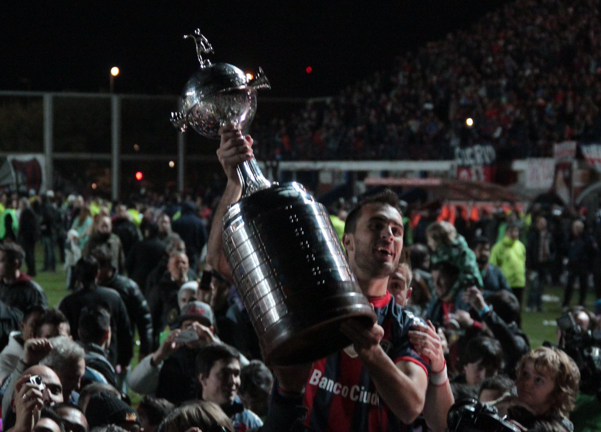 ProyectoBoedo's tweet photo. ⚽ El 8 de septiembre de 2012, Santiago Gentiletti hacía su debut en SAN LORENZO. 

El zurdo se consagró campeón del Torneo Inicial 2013 y la Copa Libertadores 2014 en su paso por el “Ciclón”. 🏆💙❤️

¿Qué recuerdo te quedó del defensor? 👇 https://t.co/y9iGaIgyqH