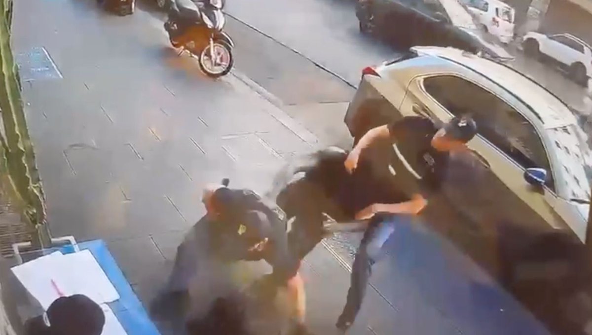 Tommasocerno's tweet photo. Straniero ferisce i poliziotti, il giudice conferma l’arresto ma lo libera. Meloni: “Inaccettabile” https://t.co/u1sn8wUxIR https://t.co/BrEoaYdlpD