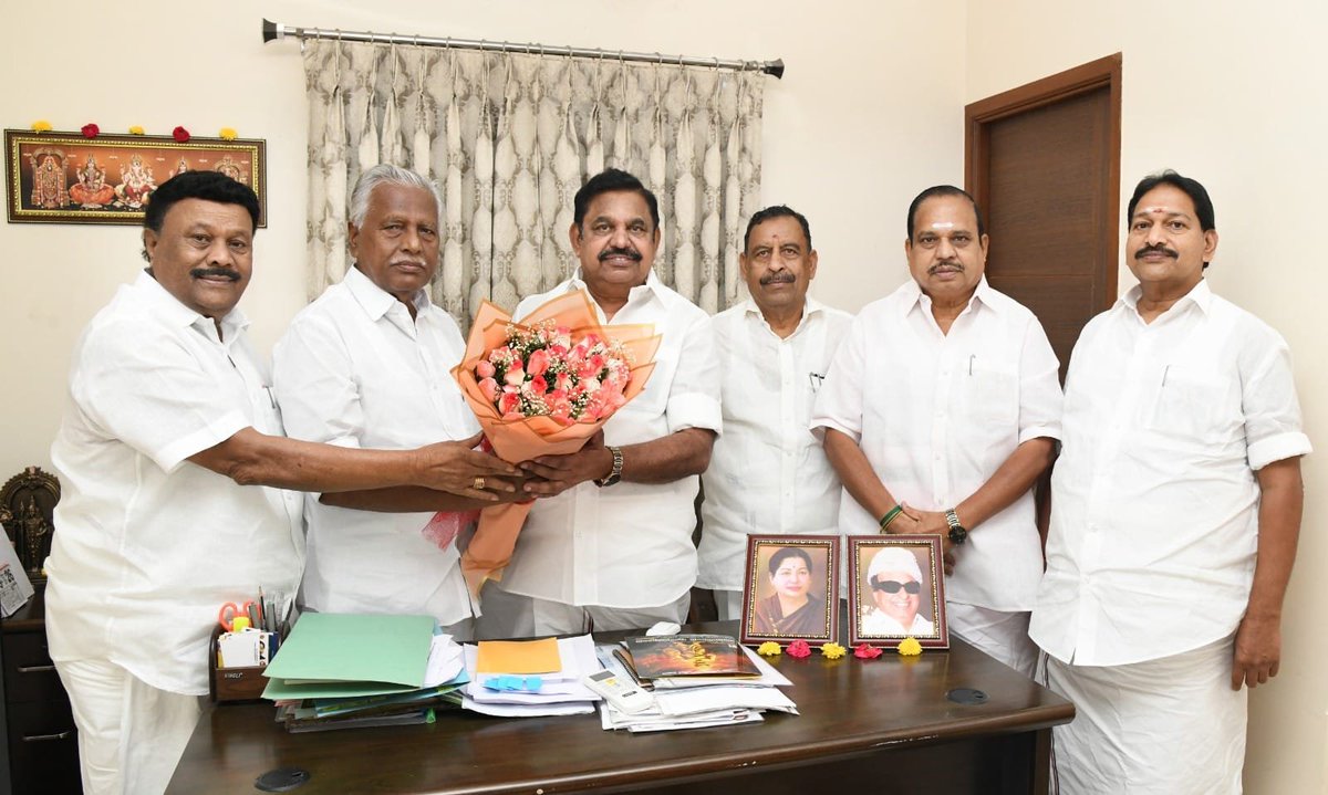 AIADMKITWINGOFL's tweet photo. மதுராந்தகம், தாராபுரம் ஆகிய சட்டமன்றத் தொகுதிகளுக்கான இடைத் தேர்தல் 6.10.2026 அன்று நடைபெற உள்ளதை முன்னிட்டு,

மாண்புமிகு கழகப் பொதுச்செயலாளர் புரட்சித் தமிழர் @EPSTamilNadu அவர்களை கழக துணைப் பொதுச் செயலாளரும், முன்னாள் அமைச்சருமான திரு. கே.பி. முனுசாமி, கழகப் பொருளாளரும், திண்டுக்கல் கிழக்கு மாவட்டக் கழகச் செயலாளரும், முன்னாள் அமைச்சருமான திரு. திண்டுக்கல் C. சீனிவாசன், கழக அமைப்புச் செயலாளரும், நாகப்பட்டினம் மாவட்டக் கழகச் செயலாளரும், முன்னாள் அமைச்சருமான திரு. O.S. மணியன், M.L.A., கழக விவசாயப் பிரிவுச் செயலாளரும், திருவண்ணாமலை தெற்கு மாவட்டக் கழகச் செயலாளரும், கழக சட்டமன்ற குழு கொறடாவும், முன்னாள் அமைச்சருமான திரு. அக்ரி S.S. கிருஷ்ணமூர்த்தி, M.L.A., கழக அமைப்புச் செயலாளரும், கடலூர் தெற்கு மாவட்டக் கழகச் செயலாளருமான திரு. சொரத்தூர் இரா. ராஜேந்திரன், M.L.A., ஆகியோர் நேரில் சந்தித்து ஆலோசனை நடத்தினார்கள்.