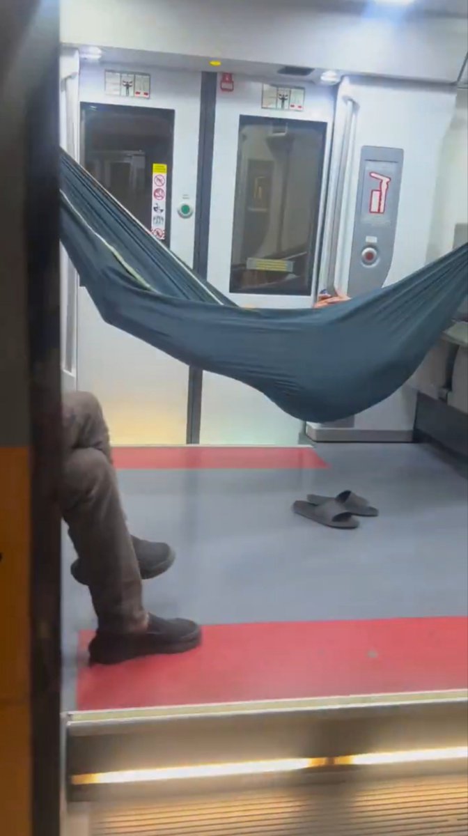 MRSHL0's tweet photo. Em sap molt de greu però a aquest país per a restablir l'ordre només queda mà dura. La punibilitat econòmica no serveix (són insolvents i sempre paguem els mateixos) i l'educació ja hem vist que està destrossada.
https://t.co/F7eMdsqM5Z
