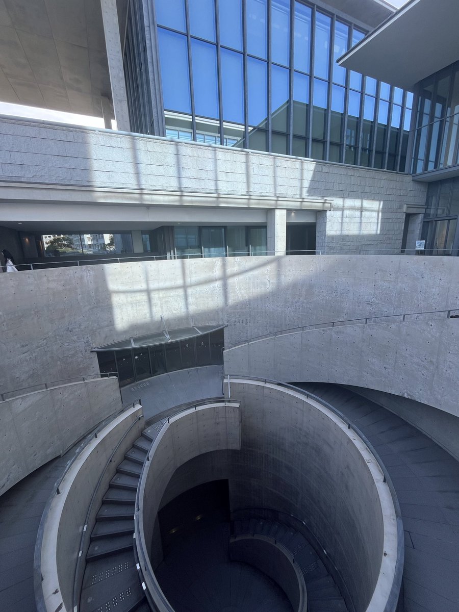 Valen_atoms's tweet photo. 安藤忠雄、心怀建筑梦的职业拳击手、非科班出身在小日子这样的保守氛围下硬生生长出来的建筑大师、小说也写不出来的励志人生…………… https://t.co/EzkyQiHeU2