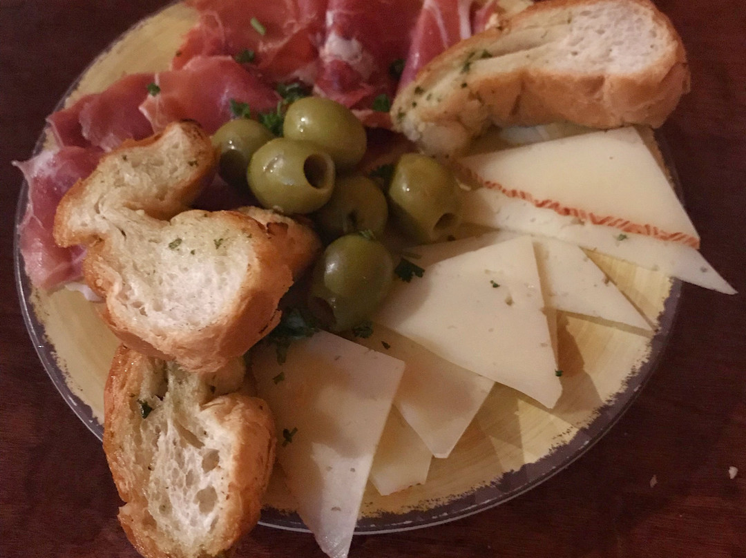 MitsukoCad3e's tweet photo. Tapas madrileas de ensueo: jamón ibérico con pan tumba'o y queso manchego cremoso, un bocado que transporta directo a la Calle Cava Baja. No te lo pierdas! https://t.co/Dyr4n5RnaP