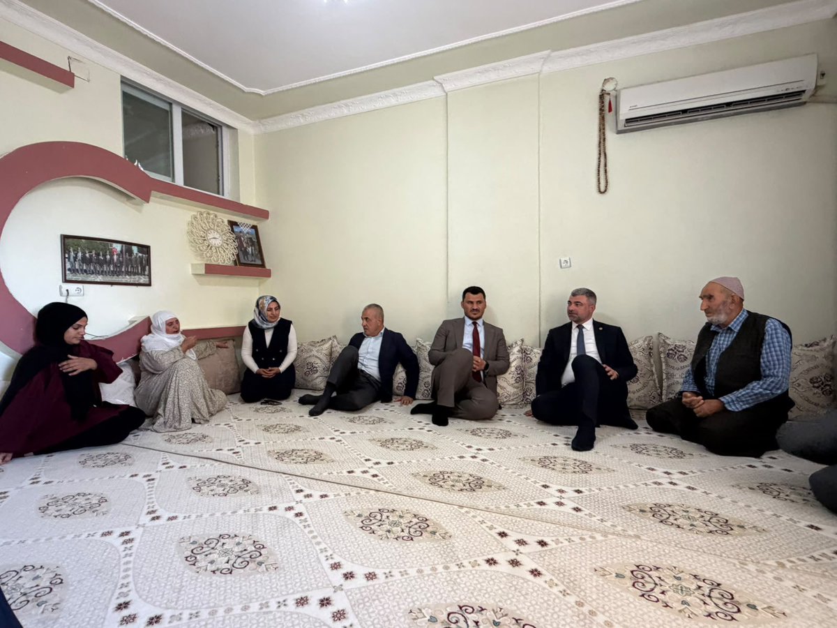 farukkilic47's tweet photo. 📍Şırnak – #İdil

✅ Türkiye Yüzyılı Buluşmalarımız kapsamında Kıbrıs Gazisi Hasan Temiz Amcamızı ziyaret ederek, kendileriyle güzel ve samimi bir sohbet gerçekleştirdik.

✅ Vatanımız için fedakârlık gösteren, milletimizin gönlünde müstesna bir yere sahip olan gazilerimizin hatıralarını yaşatmak ve her daim yanlarında olmak bizler için büyük bir vefa borcudur.

✅ Kıymetli Hasan Temiz Amcamıza sağlık, huzur ve afiyet diliyor; nazik misafirperverliği ve değerli sohbeti için teşekkür ediyoruz.

#TürkiyeYüzyılıBuluşmaları