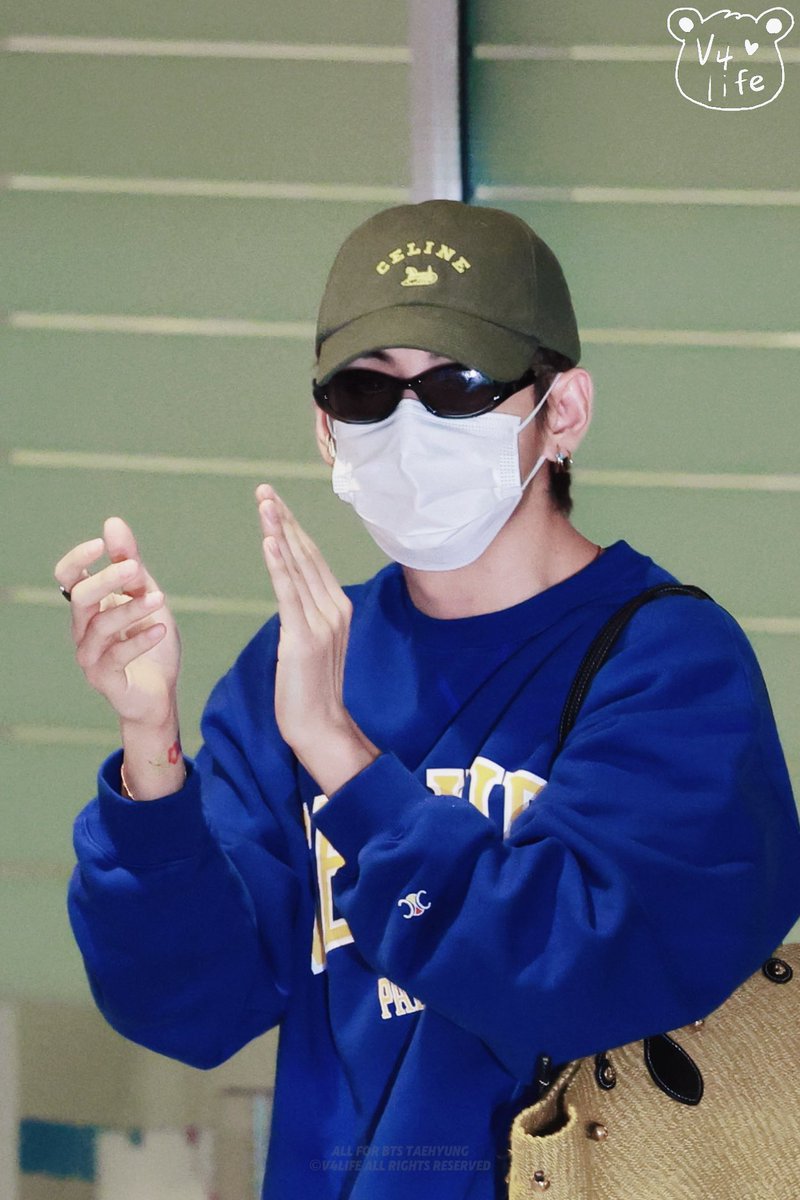 v4life_12's tweet photo. 260908 ICN✈️ 입국 HQ

우리 곰돌이 푹 쉬어요～ (><)*。💜

#태형 #뷔 #TAEHYUNG #V
#BTS #방탄소년단 @BTS_twt https://t.co/tj0L2WZVcK