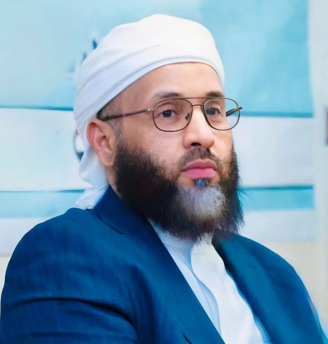 adelalahmadiy's tweet photo. ▪︎ رسالة ونصيحة :

أيُّ عالمٍ أو داعيةٍ أو طالبِ علمٍ ينتمي للسنة، في أي بلدٍ من بلدان العالم، يضرب بشهادة علماء أهل السنة ودعاتهم في اليمن عرض الحائط، ولا يأخذ بتوصيفهم للحوثي وبيانهم لحقيقة مشروعه، ثم يُصرّ -بعد كل ما جرى ويجري- على تزكية الحوثي أو تلميعه أو الدفاع عنه أو التبرير له، فليعلم أن موقفه هذا ليس حيادًا ولا اجتهادًا بريئًا، بل هو اصطفافٌ في صف الحوثي، وتغطيةٌ لمشروعه الصفوي ومذهبه الرافضي، واستخفافٌ بتضحيات اليمنيين، واستهانةٌ بدمائهم وآلامهم.
فعلماء أهل السنة ودعاتهم، على اختلاف مشاربهم في اليمن، أدرى بحقيقة الحوثي ممن يراقبه من وراء الحدود، فقد عايشوا فكره وسلوكه وممارساته، وشهدوا آثار مشروعه على البلاد والعباد، والأمة والملة.
 فلا يستقيم أن تُطرح شهاداتهم جانبًا، ثم تُمنح جماعة الحوثي صكوك التزكية، وكأن دماء اليمنيين وتهجيرهم وخراب ديارهم وتفجير مساجدهم لا وزن لها ولا قيمة.
ومن يُصرّ على تلميع الحوثي بعد أن بيّن له علماء اليمن حقيقته وجرائمه، فلا قيمة عند اليمنيين لعلمه، ولا لعمامته، ولا للحيته، ولا لسنيته المزعومة، بل يرونه أداةً في خدمة الحوثي ومشروعه، وعليه أن يتحمل المسؤولية الأخلاقية عن خطابه وموقفه؛ لأن تزكية مشروعٍ طائفيٍّ مسلحٍ يستهدف اليمنيين في عقيدتهم ويقتل فيهم كل حين ليست مجرد تزكياتٍ تُكتب وكلماتٍ تُقال، بل موقفٌ له أثره الخطير في تبرير ممارسات الحوثي وتضليل الناس عن حقيقته وخطره وقبح مشروعه على العرب والمسلمين. 
قال الله تعالى:
﴿فَمَا لَكُمْ فِي الْمُنَافِقِينَ فِئَتَيْنِ وَاللَّهُ أَرْكَسَهُم بِمَا كَسَبُوا ۚ أَتُرِيدُونَ أَن تَهْدُوا مَنْ أَضَلَّ اللَّهُ ۖ وَمَن يُضْلِلِ اللَّهُ فَلَن تَجِدَ لَهُ سَبِيلًا﴾ 
صدق الله العظيم 
وكتبه: محمد بن عيضة بن شبيبة 
عضو جمعية علماء اليمن 
وزير الأوقاف والإرشاد السابق.
@alshabebah
