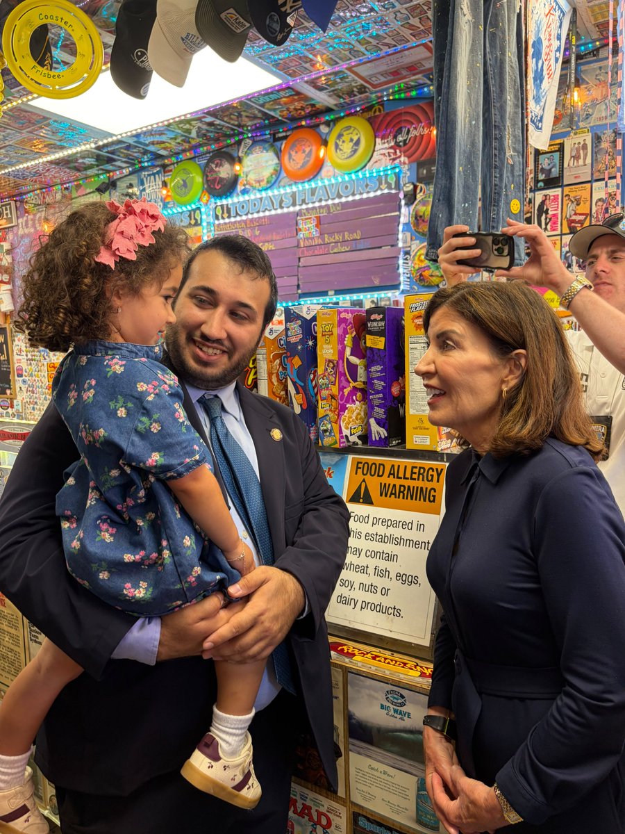 SamBergerNY's tweet photo. As we prepare to celebrate Rosh Hashanah, I was pleased to welcome @GovKathyHochul to Kew Gardens Hills. Our community faces unique challenges, and I appreciate the Governor taking the time to hear directly from our residents &amp; see firsthand the issues we’re working to address. https://t.co/qokQOZkPq1