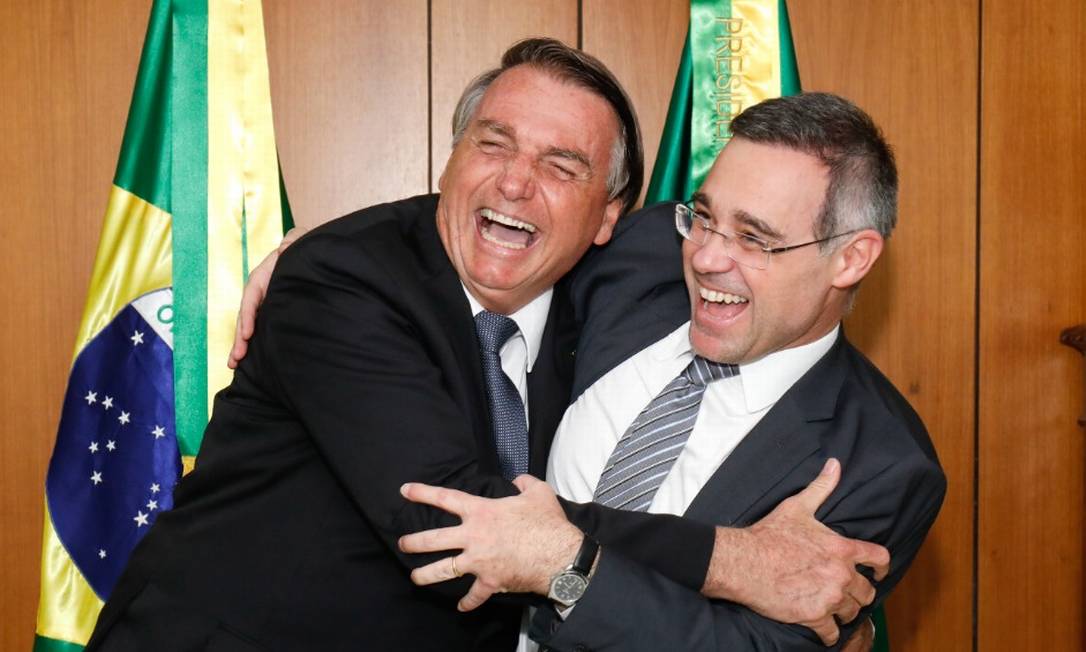 vinicios_betiol's tweet photo. André Mendonça foi indicado ao STF por um condenado por liderar uma organização criminosa que tentou um golpe contra a democracia.

Esse grupo político estava perto de perder no 1° turno, quando Mendonça entrou em cena. Primeiro "criando" o escândalo do Lulinha. Depois "descriando" o escândalo do Dark Horse.

O Lula não caiu nas pesquisas da forma como os bolsonaristas esperavam. Então surge Mendonça novamente com um novo escândalo. Desta vez pra enfraquecer o Alexandre de Moraes (que condenou quem o indicou ao STF).

Depois da atuação de Mendonça, Flávio Bolsonaro se aproximou do Lula e o cenário eleitoral está embolado. O método é exatamente o mesmo da Lava Jato, inclusive em parceria com a mídia golpista.

Está na hora de todos os democratas se levantarem contra a Faria Lima (que está bancando tudo isso), contra a grande mídia e contra os abusos jurídicos do André Mendonça. 

Se ficarmos de braços cruzados, conforme o PT ficou em 2013 e em 2018, o bolsonarismo não vai parar até conseguir o golpe que o Bolsonaro começou e ainda está em curso.