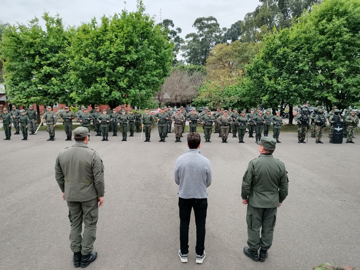 FerlautoMartin's tweet photo. Este finde recorrí el despliegue de nuestras Fuerzas Federales en Santiago del Estero y Tucumán.

Estuve en Santiago Capital, Río Hondo, Aguilares, Concepción y San Miguel de Tucumán.

Presencia territorial donde antes había abandono. Así se recupera el orden. https://t.co/yhqVLfX3bT
