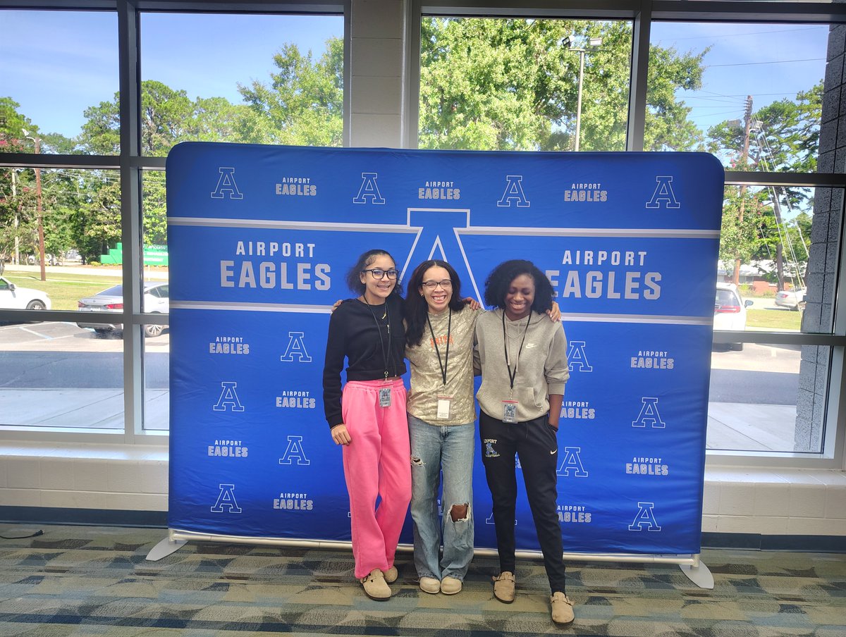 MarDavi817's tweet photo. Another Successful College application Day in the books!! https://t.co/GM5UgBHbF8