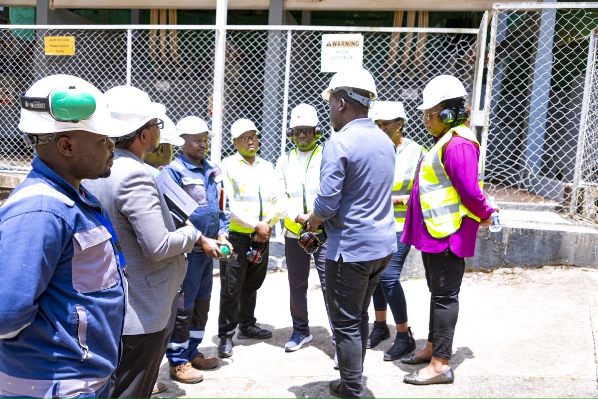 muhaziyacu's tweet photo. Abasenateri bagize Komisiyo y'Ubukungu n' Imari bakomeje igikorwa cyo kugenzura ibikorwa bya guverinoma mu kugeza amashanyarazi  ku baturage. 

Muri iki gikorwa, basura ibikorwa by’ingufu, baganira n’inzego zishinzwe amashanyarazi ndetse n’abaturage, hagamijwe kumenya ibyagezweho, imbogamizi zikigaragaramo n' ingamba zo kuzikemura.
@RwandaParliamnt