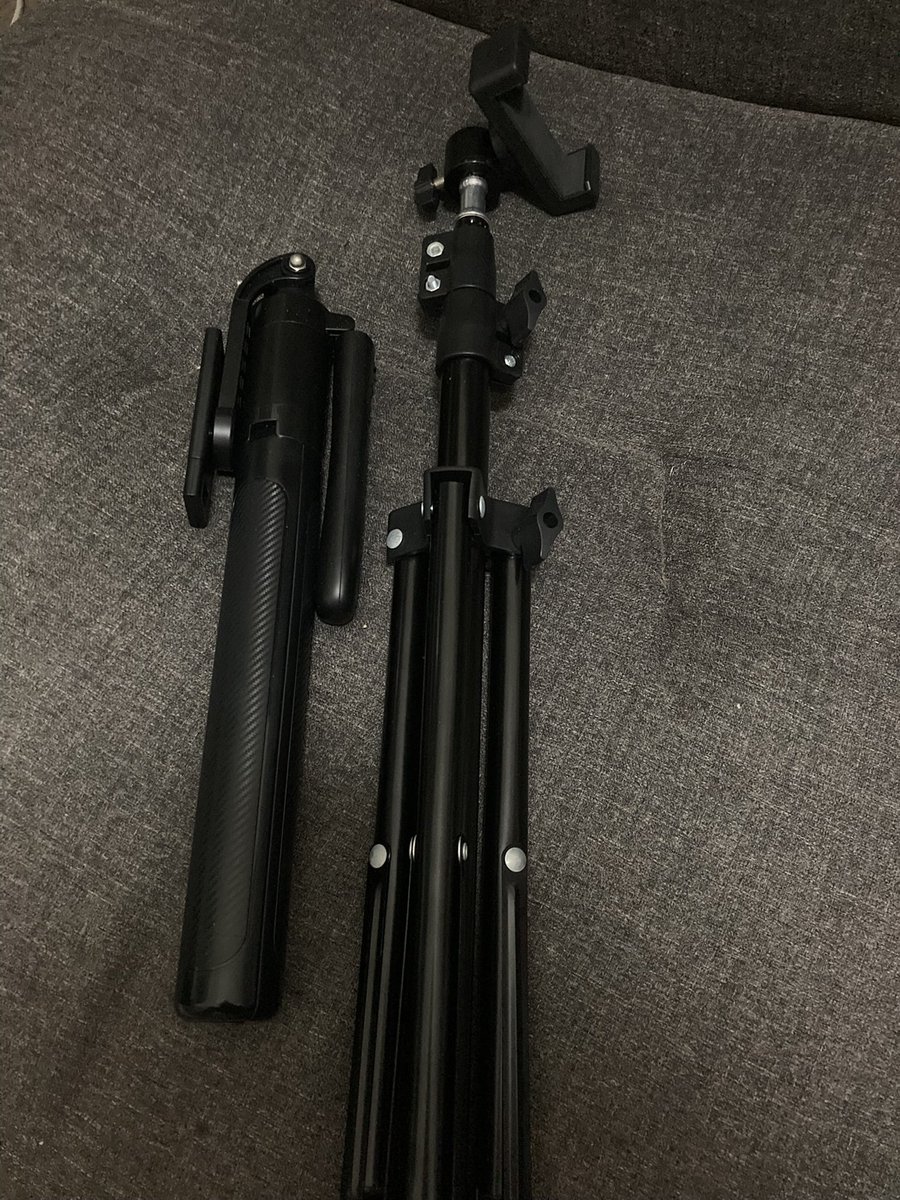 gumjwm's tweet photo. 今週の撮影決まったので道具の点検など…
撮影はスマホ5台で。
固定4台に手持ち1台。
今後のためにビデオカメラの購入を検討中。
撮影久しぶりなので楽しみです。 https://t.co/FnVmJf165m