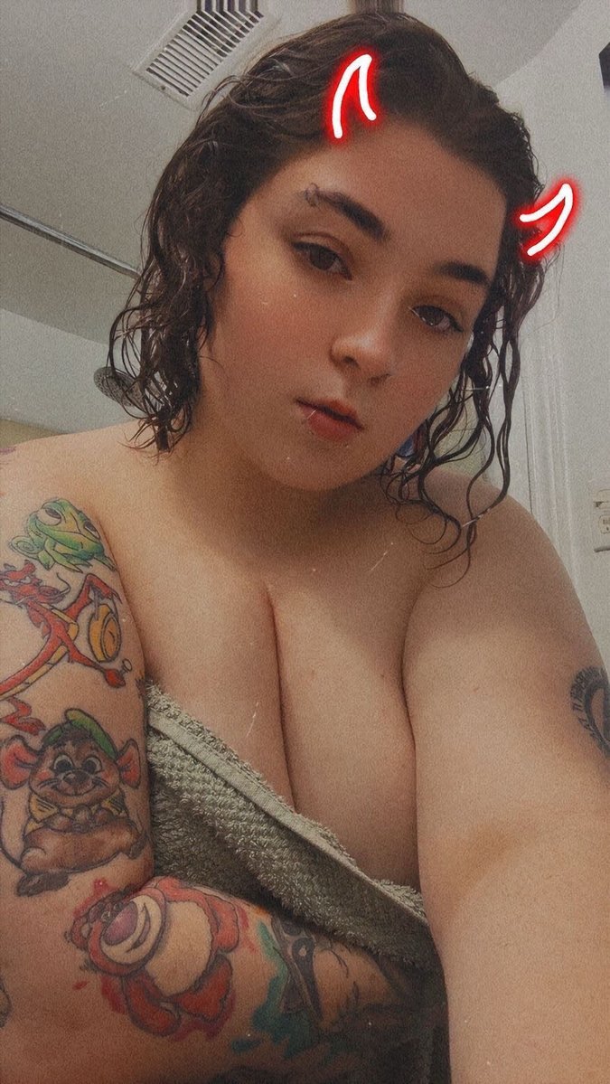 alyssacoleman04's tweet photo. Gonna be home all day 😘 message me for customs and don’t forget to check the comments https://t.co/Q7R1KwO703