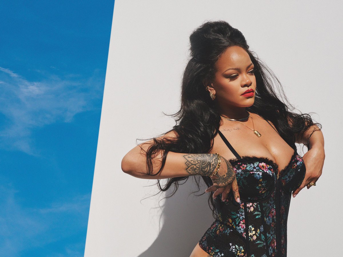 rihanna's tweet photo. summer over…but still got pics to post https://t.co/mDNa1Bwhiv