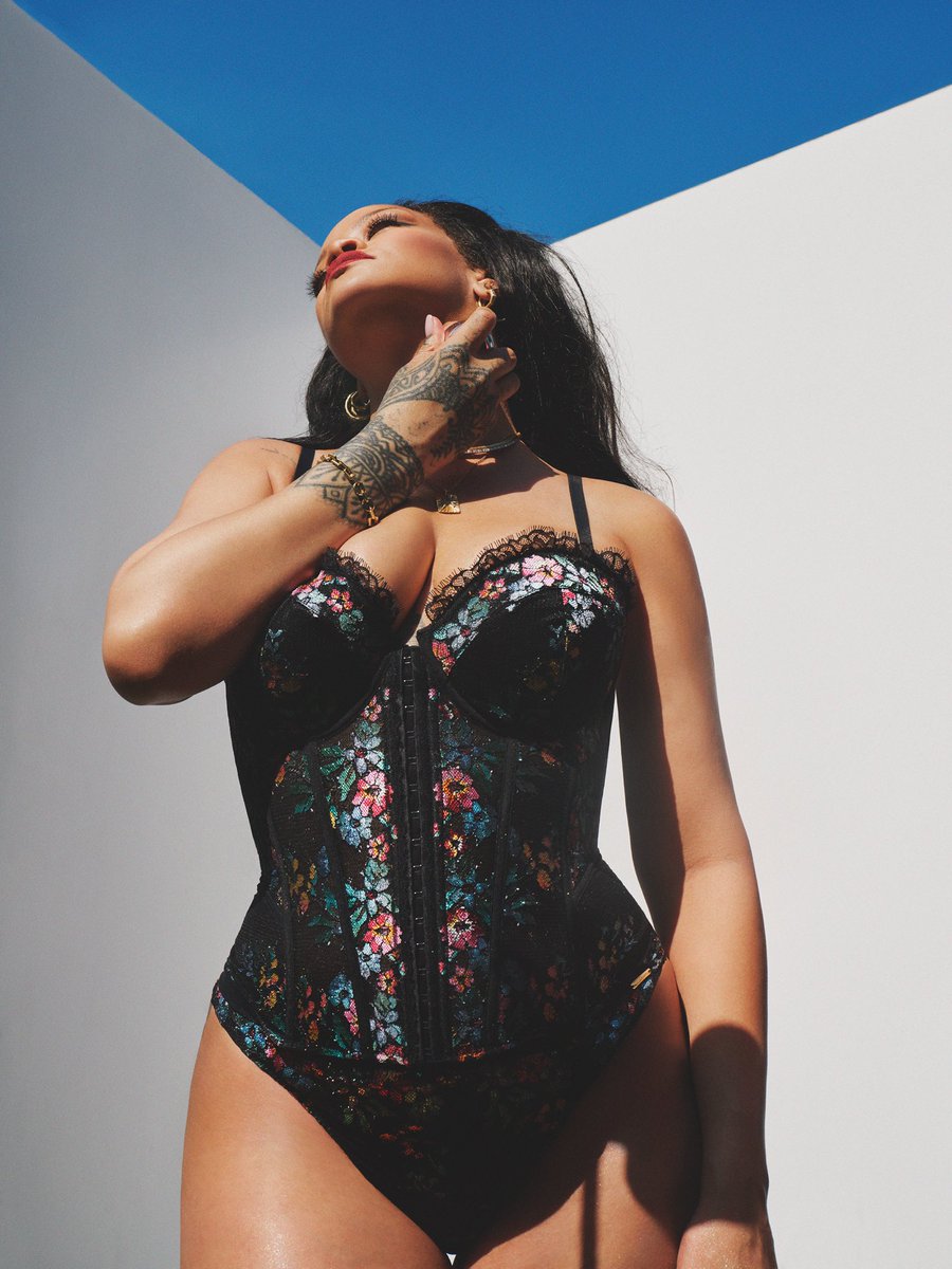 rihanna's tweet photo. summer over…but still got pics to post https://t.co/mDNa1Bwhiv
