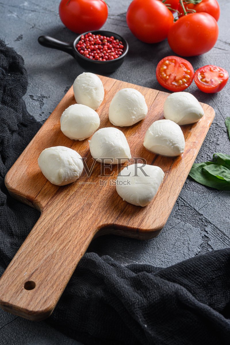 rthbrl091's tweet photo. Just grabbed the freshest organic cherry tomatoes, fragrant basil, and creamy mozzarella for a perfect Caprese salad night — fresh = best! https://t.co/UIpZ7e9YlJ