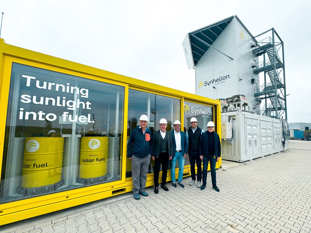 MoroccoIntel's tweet photo. 🇲🇦🇨🇭 | Le groupe suisse Synhelion 🇨🇭, issu de l’ETH Zurich, spécialisé dans les carburants synthétiques renouvelables, annonce son intention de développer une unité de production à Tan-Tan 🇲🇦. 

Un investissement d’environ 1 milliard $, avec pour objectif une capacité de 100,000 tonnes de carburants synthétiques par an.

La lettre d'intention a été signée avec 4 institutions marocaines : les ministères de l’Industrie, de l’Énergie et de l’Investissement ainsi que l’AMDIE.