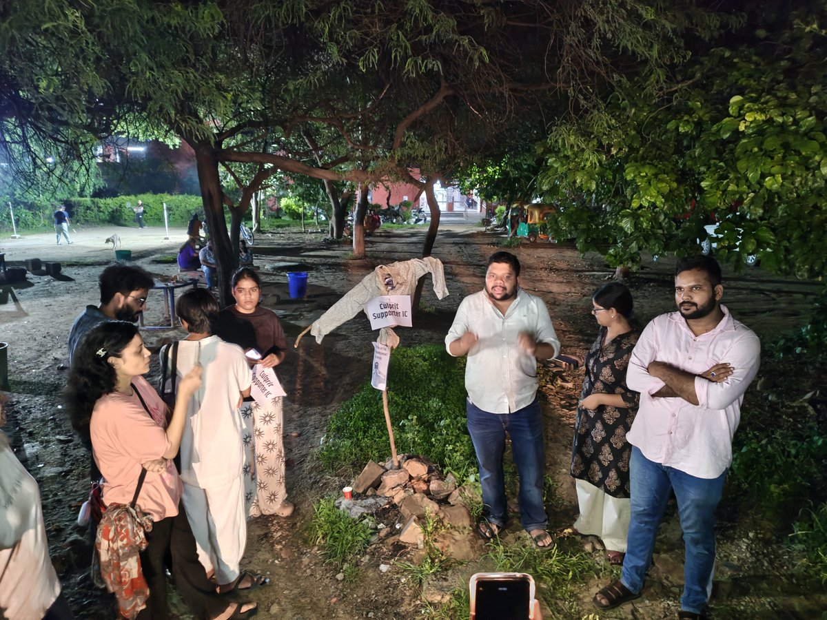 abvpjnu's tweet photo. नक्सली IC मुर्दाबाद
 
हाल की घटना में जेएनयू के 11 छात्राओं के द्वारा एक प्रोफेसर पर यौन शोषण का आरोप लगाया गया, प्रिंट तथा सोशल मीडिया से ज्ञात हो कि वह प्रोफेसर अभी वर्तमान में कांग्रेस का सांसद है।
अखिल भारतीय विद्यार्थी परिषद जेएनयू इकाई द्वारा आज IC का पुतला दहन किया गया। https://t.co/M5xkAD37Zl