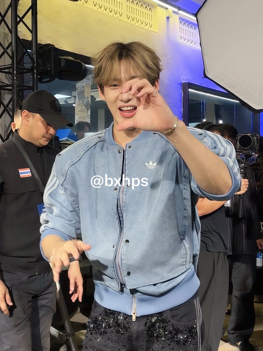 bxhps's tweet photo. ทุกคนกินข้าวกับอะไร เรากินกับสิ่งนี้😭

#BamBamxadidasDenimStreet https://t.co/FZULZ8ErP1