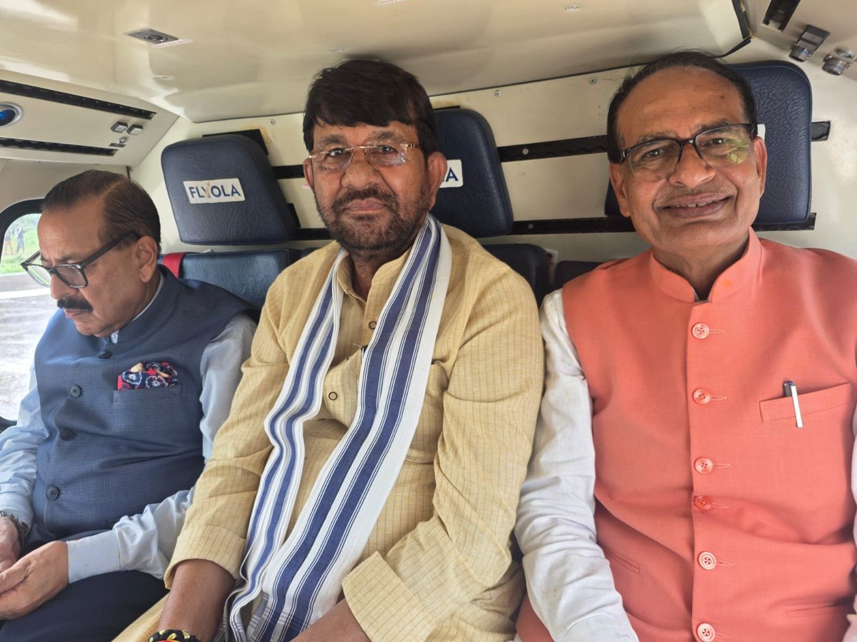 Lakhan_BJP's tweet photo. आज स्टेट हैंगर, भोपाल से माननीय केंद्रीय मंत्री श्री @DrJitendraSingh जी एवं माननीय केंद्रीय मंत्री श्री @ChouhanShivraj जी के साथ विदिशा में आयोजित कार्यक्रम के निमित्त हवाई यात्रा की। https://t.co/ysxI3JRpiy