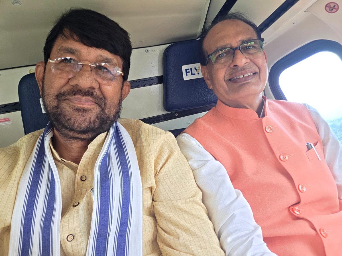Lakhan_BJP's tweet photo. आज स्टेट हैंगर, भोपाल से माननीय केंद्रीय मंत्री श्री @DrJitendraSingh जी एवं माननीय केंद्रीय मंत्री श्री @ChouhanShivraj जी के साथ विदिशा में आयोजित कार्यक्रम के निमित्त हवाई यात्रा की। https://t.co/ysxI3JRpiy