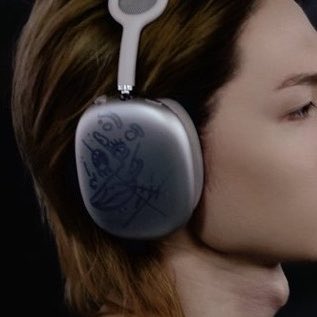 martinbuledpk's tweet photo. habis macbook yang digambar sekarang headphonenyaa??!?? di gambar doodle sama skull gitu😭🫳🏻 selalu keren.. he really has his own swag.🖤 https://t.co/ttOwmHQDhu