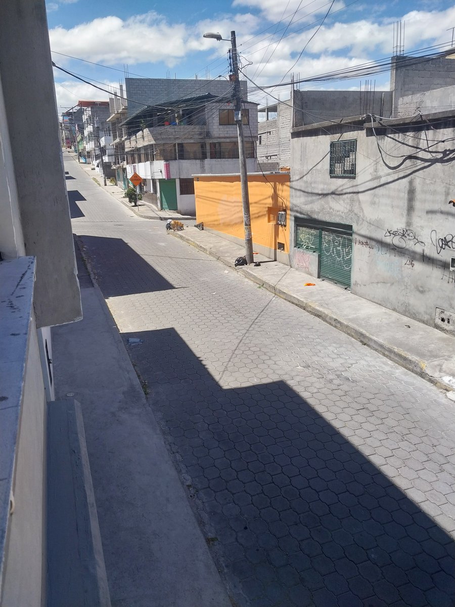 antoni_ec's tweet photo. @EmAseoQuito Buenos días. 11 de la mañana y no pasa el recolector de basura por el barrio San Blas 2 y nuevos horizontes del sur y los perros rompiendo basura. Se supone que pasan de 8 a 9. Pero para cobrarnos si puntuales https://t.co/vaFHmjevbK