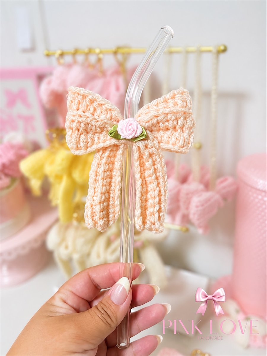 SHEIKABSOLUT's tweet photo. Peach Bow Straw Topper. Ven a La Fresca Fruit Bar por tu combo de agüita de melón cremoso y llévate tu straw topper. Solo hoy en Carpentersville. Cantidades limitadas. Apoyando pequeños negocios. https://t.co/kxRHgPyhOK