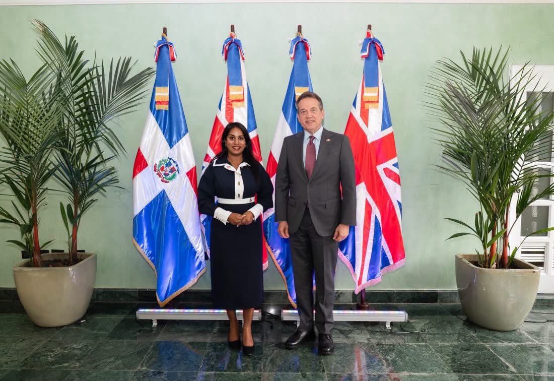 ukindomrep's tweet photo. La ministra @Uma_Kumaran y la embajadora @CarolvanderWalt se reunieron con S. E. @itobisono para discutir prioridades compartidas entre el Reino Unido y la República Dominicana, incluyendo crecimiento económico, seguridad regional y los desafíos que enfrenta la región.
@MIREXRD https://t.co/LsrA6Sq0oR