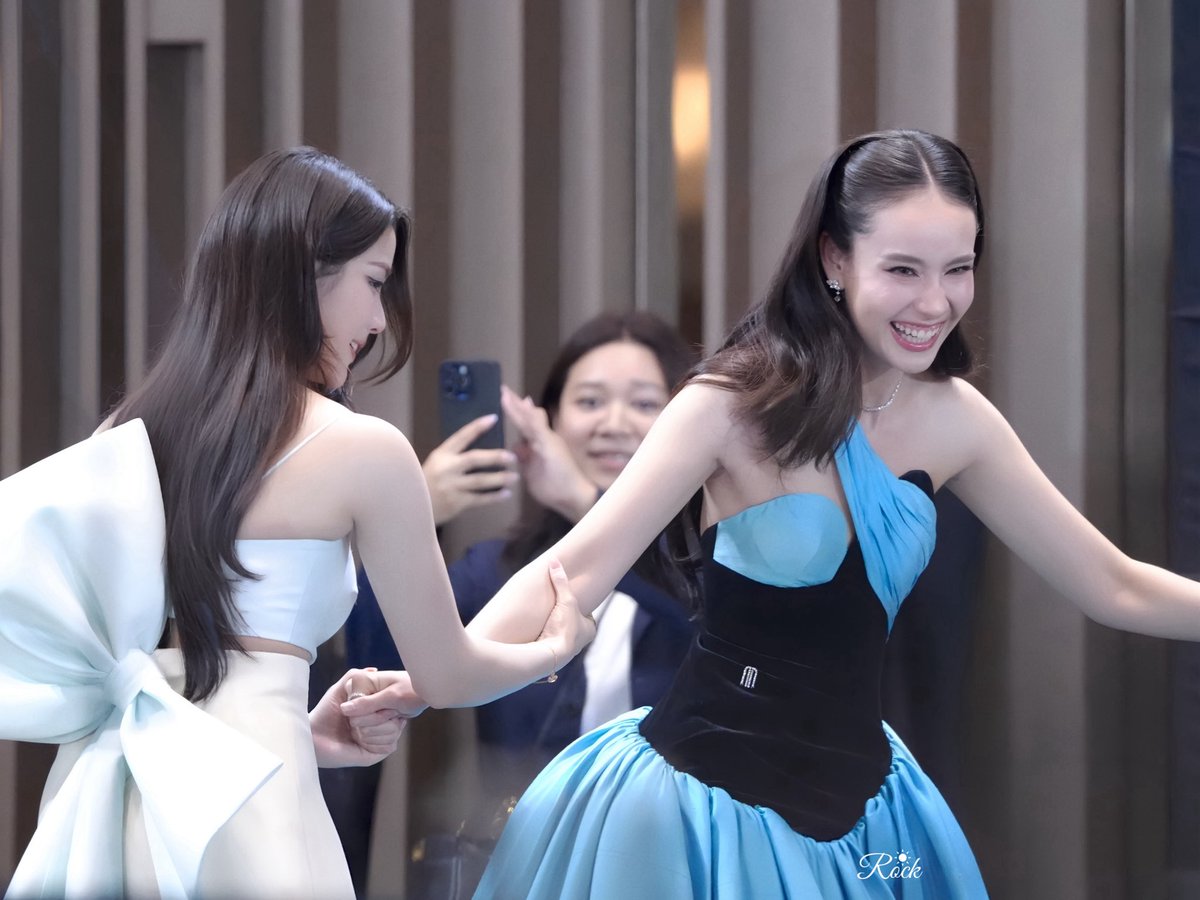 Rock_c2l's tweet photo. The third award ceremony.
It's not suitable for me, don't know how to take photos.

#GinJay #aangelinaass #ginnynatnicha https://t.co/n6jUQ1PFdz