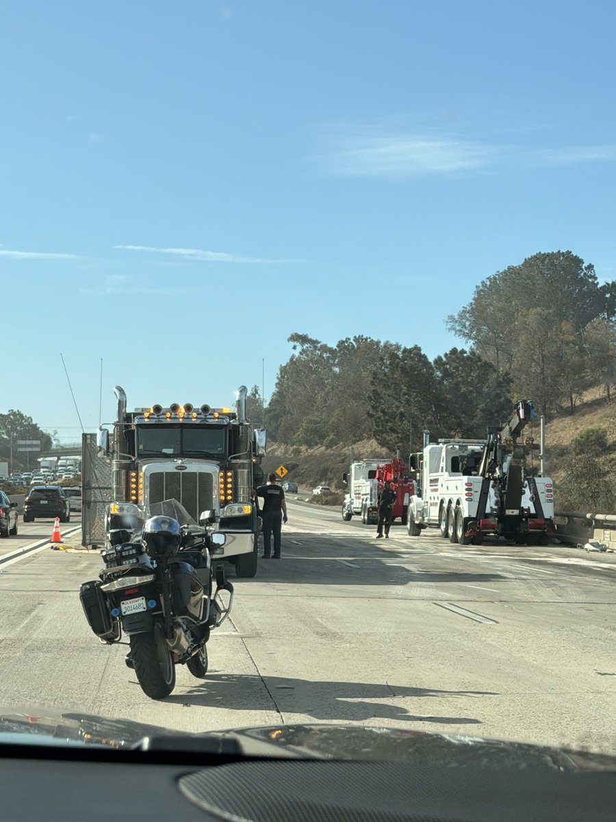 CHP_Oceanside's tweet photo. 🚨 TRAFFIC ADVISORY UPDATE | 9/8/26 – 9:00 AM

I-5 SB at Encinitas Boulevard: No new updates at this time. All lanes, except the HOV lane, remain closed while cleanup and recovery efforts continue.

⚠️ Significant delays remain in the area. Consider alternate routes. https://t.co/48ifCuHqP2