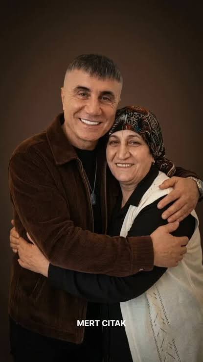 SPAhmetn's tweet photo. “Oğlum, birileri bana yardım etmeden ben yürüyemiyorum. Oradaki görevliler veya diğer mahkum aileleri bak Sedat Peker’in annesi ayakta bile duramıyor, kendi kendine yürüyemiyor dedirtmem.” 
@sedat_peker https://t.co/mmhnQUWoLt